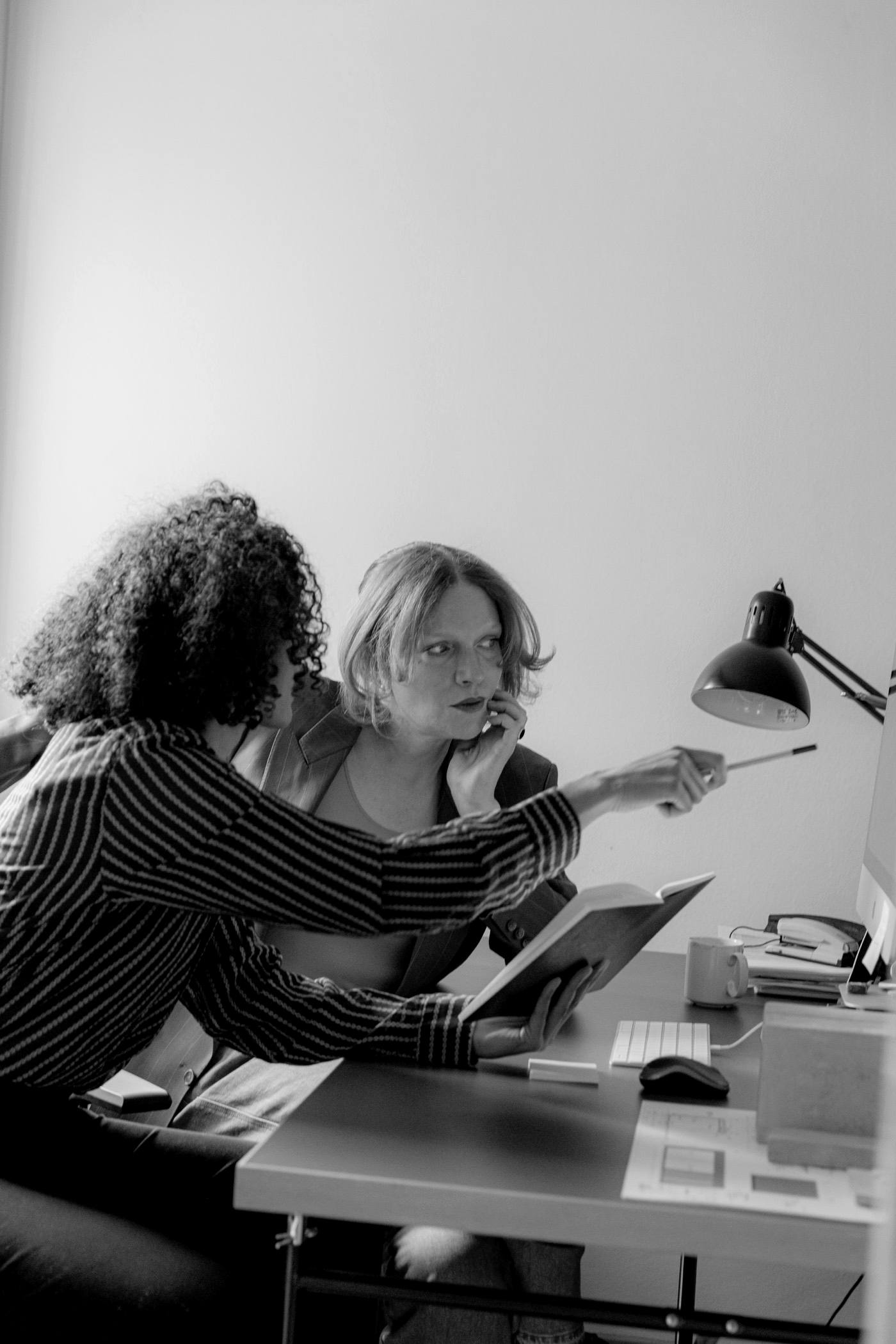 Dos personas revisando documentos sobre una mesa